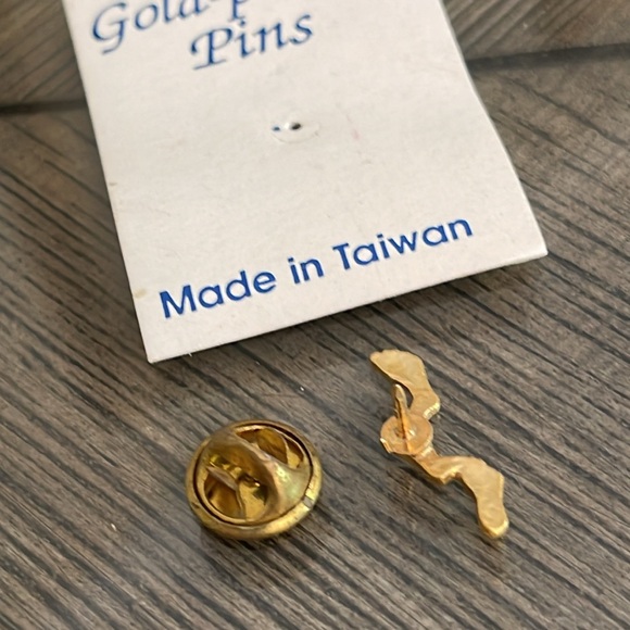 Vintage Gold-plated Foot Prints in the Sand Pin - Tie Tac - Lapel Pin - Picture 5 of 10